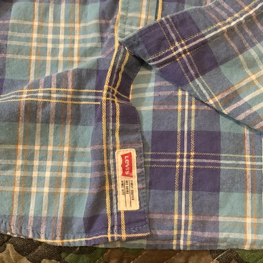 LEVIS, vintage, plaid button down long sleeve, ladies/girls medium, great cond.